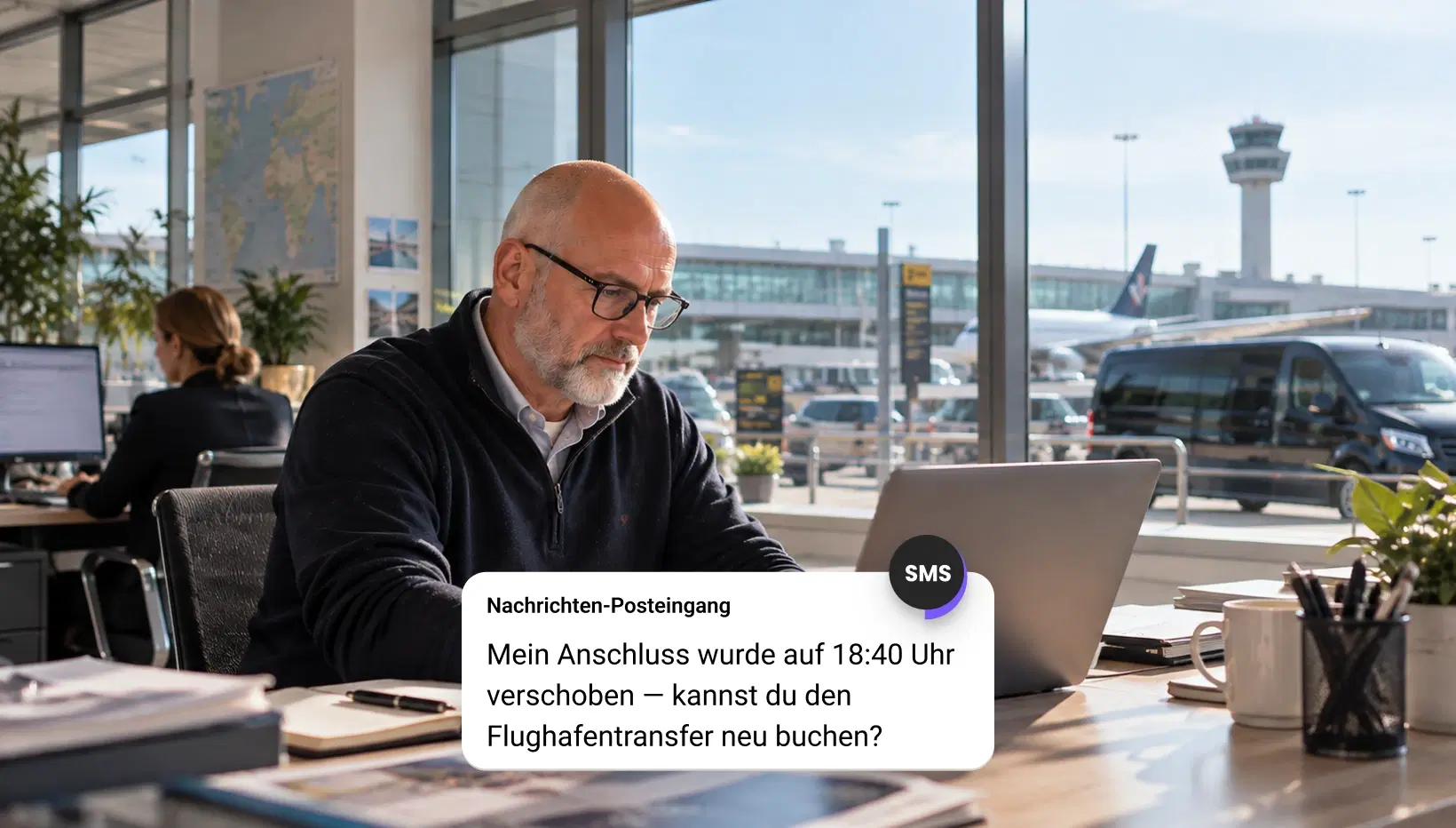 Kurier stellt ein Paket nach einer SMS-Zustellaktualisierung zu