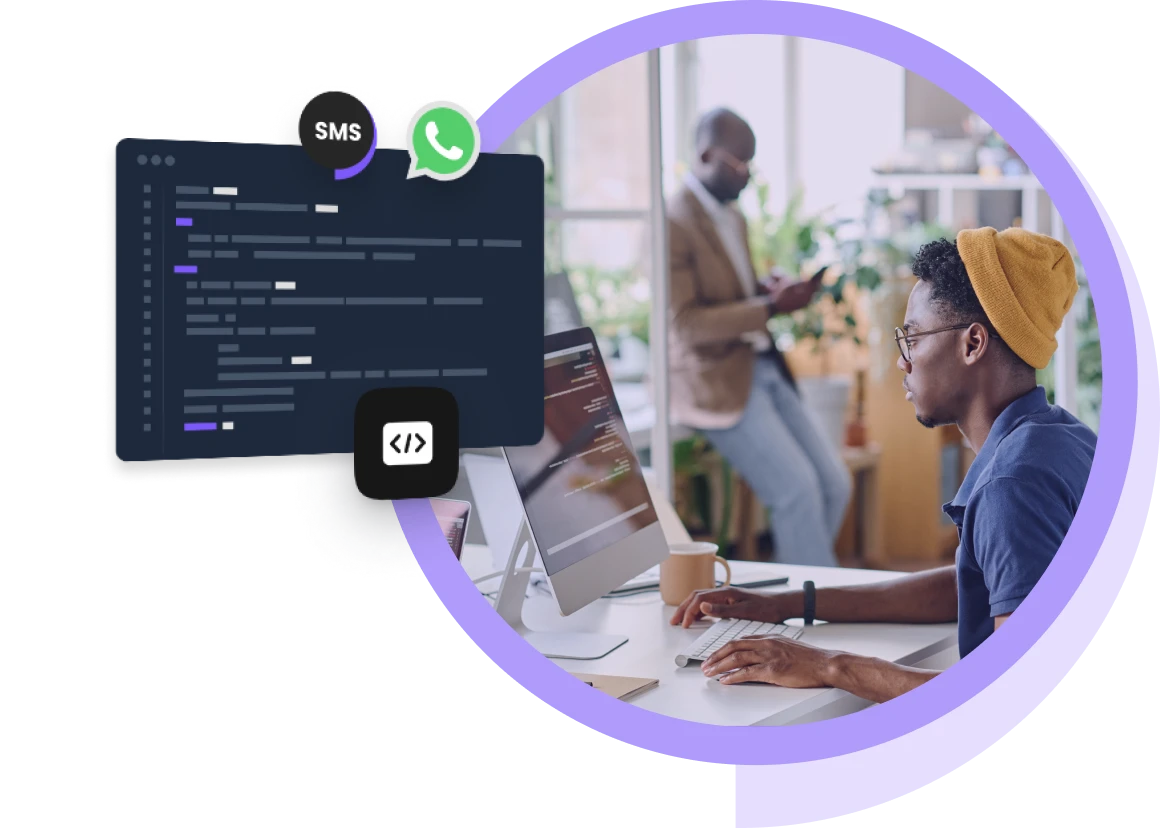 Entwickler im Büro arbeitet an der Integration der Messaging-API für WhatsApp und SMS.
