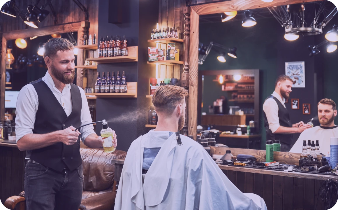 Zufriedene Kundin beim Haareschneiden in einem Schönheitssalon.