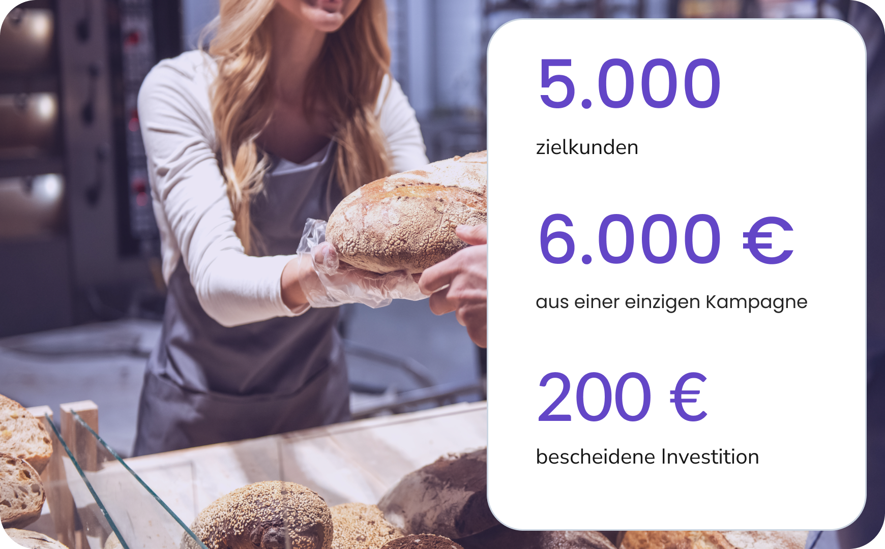 Verkäuferin in einer kleinen Bäckerei nutzt TopMessage für die Kommunikation mit ihren Kunden.