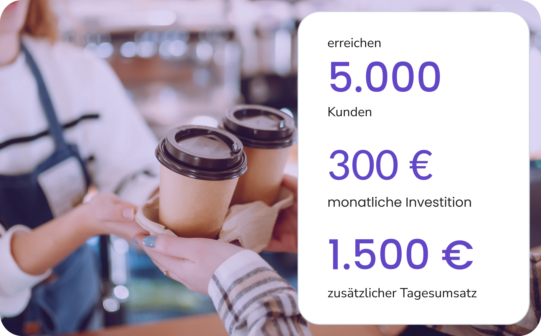 Kunde bestellt Kaffee in einem Café, das durch WhatsApp-Kampagnen mit TopMessage seinen Umsatz gesteigert hat.