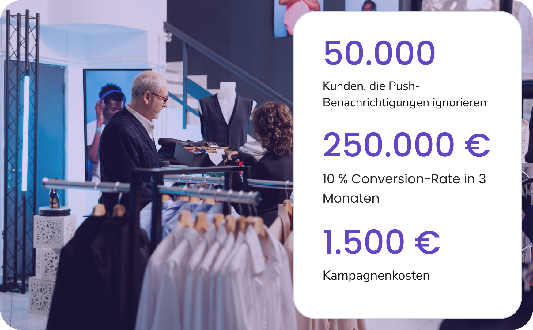 Mann sucht sich in einem Bekleidungsgeschäft, das TopMessage für geschäftliche Textnachrichten nutzt, einen Gürtel aus.