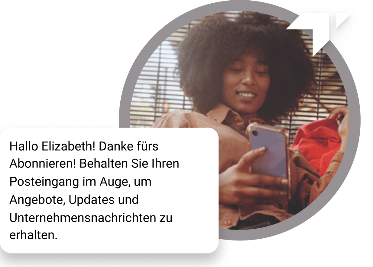 Mädchen mit Locken sitzt auf dem Boden und schaut auf ihrem Telefon nach, ob sie eine Dankesnachricht für ihr Abonnement erhalten hat