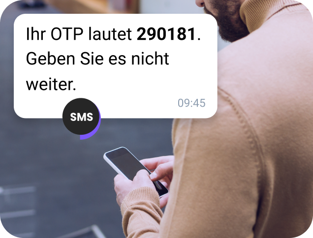 Älterer Mann im Schnee, der über WhatsApp eine Nachricht zur Standortbestimmung auf seinem Handy überprüft