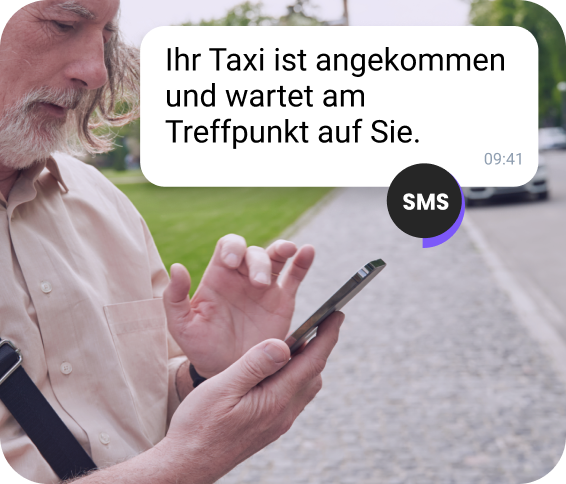 Mädchen mit roter Mütze, das eine WhatsApp-Nachricht auf ihrem Handy liest
