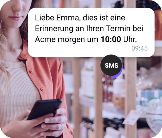 Mädchen mit Rucksack am Bahnhof, das eine SMS über ihr ankommendes Taxi überprüft