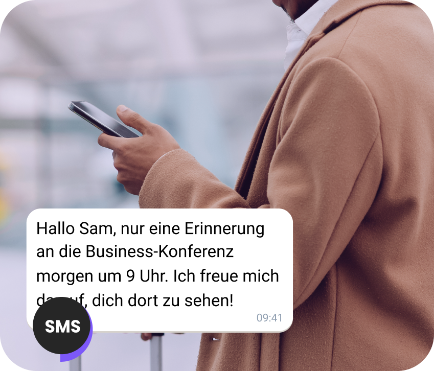 Mann auf der Straße liest eine SMS-Erinnerung für einen anstehenden Termin.