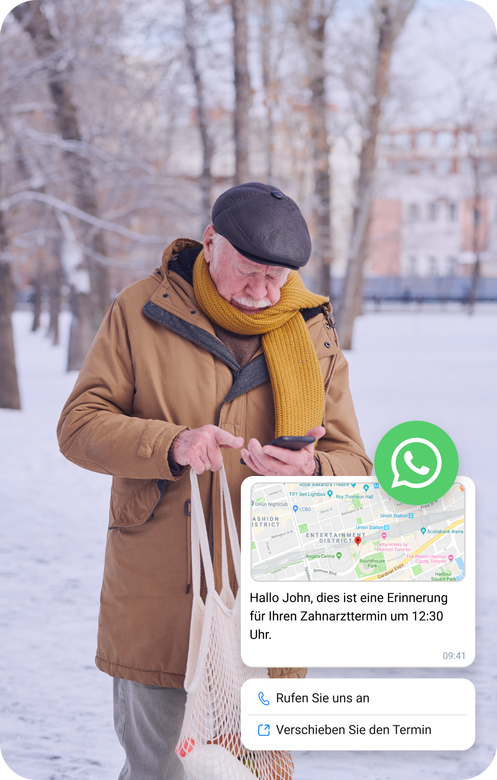 Älterer Mann im Schnee prüft auf seinem Handy eine WhatsApp-Business-Nachricht mit Standortangaben.
