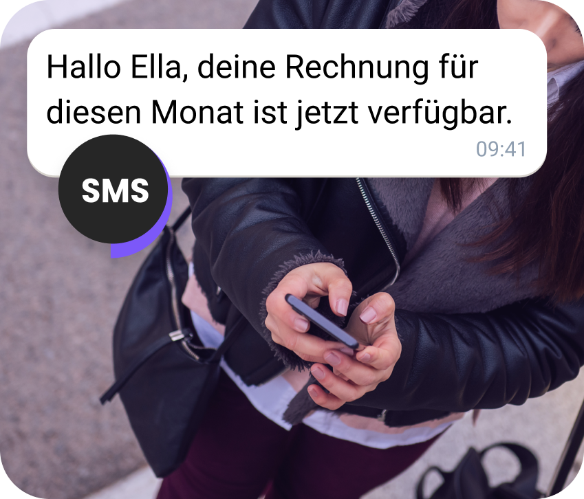 Frau auf der Straße erhält eine SMS mit einer Abrechnungsübersicht.